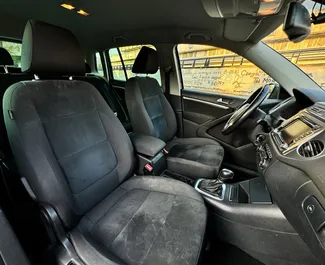 Interieur van Volkswagen Tiguan te huur in Georgië. Een geweldige auto met 5 zitplaatsen en een Automatisch transmissie.