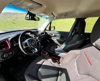 Jeep Renegade 2018 beschikbaar voor verhuur in Tbilisi, met een kilometerlimiet van onbeperkt.