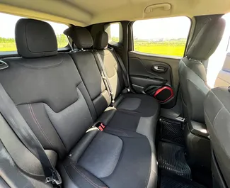 Interieur van Jeep Renegade te huur in Georgië. Een geweldige auto met 5 zitplaatsen en een Automatisch transmissie.