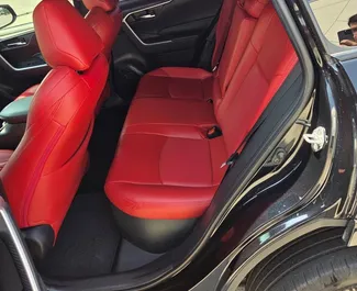 Toyota Rav4 2023 beschikbaar voor verhuur in Tbilisi, met een kilometerlimiet van onbeperkt.