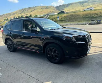 Subaru Forester 2023 beschikbaar voor verhuur in Tbilisi, met een kilometerlimiet van onbeperkt.