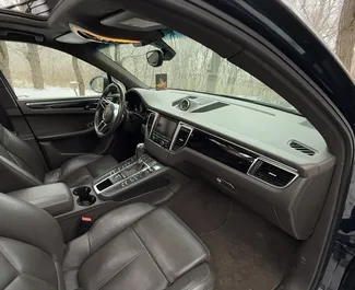 Porsche Macan 2015 beschikbaar voor verhuur in Tbilisi, met een kilometerlimiet van onbeperkt.
