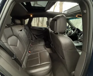 Porsche Macan 2015 met Aandrijving op alle wielen systeem, beschikbaar in Tbilisi.