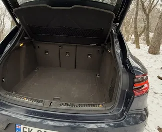 Interieur van Porsche Macan te huur in Georgië. Een geweldige auto met 5 zitplaatsen en een Automatisch transmissie.