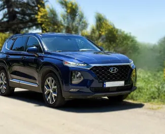 Vooraanzicht van een huurauto Hyundai Santa Fe in Tbilisi, Georgië ✓ Auto #14652. ✓ Transmissie Automatisch TM ✓ 0 beoordelingen.