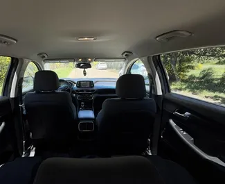 Interieur van Hyundai Santa Fe te huur in Georgië. Een geweldige auto met 5 zitplaatsen en een Automatisch transmissie.