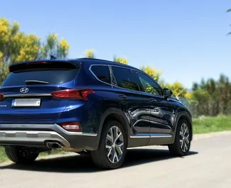 Benzine motor van 2,4L van Hyundai Santa Fe 2018 te huur in Tbilisi.