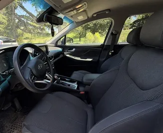 Hyundai Santa Fe 2018 beschikbaar voor verhuur in Tbilisi, met een kilometerlimiet van onbeperkt.