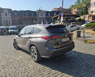 Toyota Highlander 2023 beschikbaar voor verhuur in Tbilisi, met een kilometerlimiet van onbeperkt.