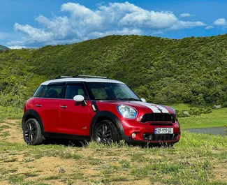 Vooraanzicht van een huurauto Mini Countryman Cooper S in Tbilisi, Georgië ✓ Auto #14626. ✓ Transmissie Automatisch TM ✓ 0 beoordelingen.