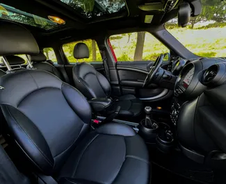 Interieur van Mini Countryman Cooper S te huur in Georgië. Een geweldige auto met 4 zitplaatsen en een Automatisch transmissie.