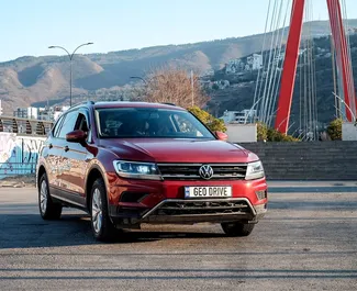 Autohuur Volkswagen Tiguan 2019 in in Georgië, met Benzine brandstof en 180 pk ➤ Vanaf 159 GEL per dag.