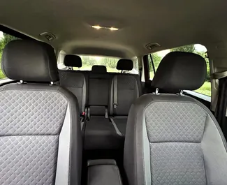 Interieur van Volkswagen Tiguan te huur in Georgië. Een geweldige auto met 5 zitplaatsen en een Automatisch transmissie.