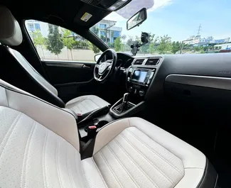 Interieur van Volkswagen Jetta te huur in Georgië. Een geweldige auto met 5 zitplaatsen en een Automatisch transmissie.