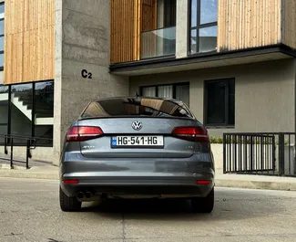 Benzine motor van 1,8L van Volkswagen Jetta 2015 te huur in Tbilisi.