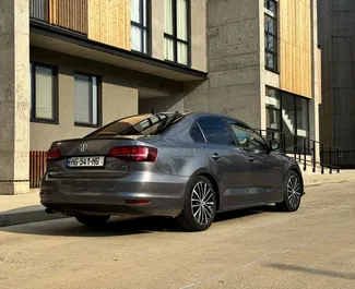 Volkswagen Jetta 2015 beschikbaar voor verhuur in Tbilisi, met een kilometerlimiet van onbeperkt.