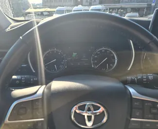 Benzine motor van 3,5L van Toyota Highlander 2023 te huur in Tbilisi.