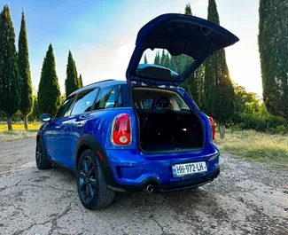 Interieur van Mini Countryman Cooper S te huur in Georgië. Een geweldige auto met 5 zitplaatsen en een Automatisch transmissie.
