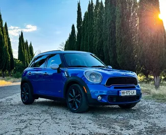 Vooraanzicht van een huurauto Mini Countryman Cooper S in Tbilisi, Georgië ✓ Auto #14655. ✓ Transmissie Automatisch TM ✓ 0 beoordelingen.