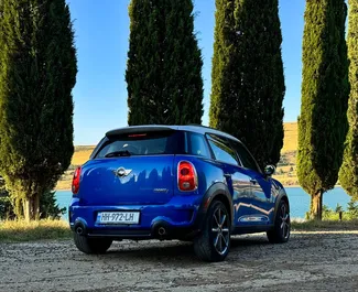 Interieur van Mini Countryman Cooper S te huur in Georgië. Een geweldige auto met 4 zitplaatsen en een Automatisch transmissie.
