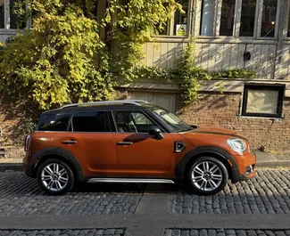 Benzine motor van 2,0L van Mini Countryman Cooper S 2017 te huur in Tbilisi.