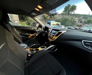 Interieur van Hyundai Veloster te huur in Georgië. Een geweldige auto met 4 zitplaatsen en een Automatisch transmissie.
