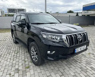Vooraanzicht van een huurauto Toyota Land Cruiser Prado in Tbilisi, Georgië ✓ Auto #14798. ✓ Transmissie Automatisch TM ✓ 0 beoordelingen.