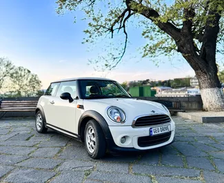 Vooraanzicht van een huurauto Mini One in Tbilisi, Georgië ✓ Auto #14596. ✓ Transmissie Handmatig TM ✓ 0 beoordelingen.