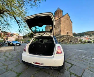 Interieur van Mini One te huur in Georgië. Een geweldige auto met 4 zitplaatsen en een Handmatig transmissie.