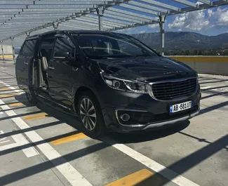 Vooraanzicht - Kia Carnival Autoverhuur in Albanië (Durres) ➤ TakeCars.com Vooraanzicht van een huurauto Kia Carnival in Durrës, Albanië ✓ Auto #14675. ✓ Transmissie Automatisch TM ✓ 0 beoordelingen.