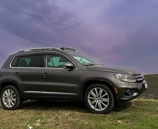 Vooraanzicht van een huurauto Volkswagen Tiguan in Tbilisi, Georgië ✓ Auto #14612. ✓ Transmissie Automatisch TM ✓ 0 beoordelingen.