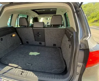 Interieur van Volkswagen Tiguan te huur in Georgië. Een geweldige auto met 5 zitplaatsen en een Automatisch transmissie.