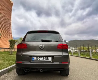 Volkswagen Tiguan 2013 beschikbaar voor verhuur in Tbilisi, met een kilometerlimiet van onbeperkt.