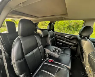Nissan Pathfinder 2017 beschikbaar voor verhuur in Tbilisi, met een kilometerlimiet van onbeperkt.