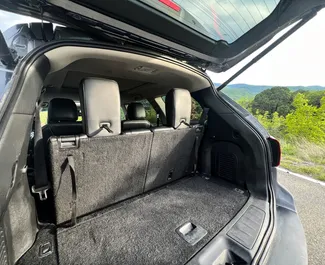 Interieur van Nissan Pathfinder te huur in Georgië. Een geweldige auto met 7 zitplaatsen en een Automatisch transmissie.