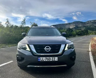Vooraanzicht van een huurauto Nissan Pathfinder in Tbilisi, Georgië ✓ Auto #14656. ✓ Transmissie Automatisch TM ✓ 0 beoordelingen.