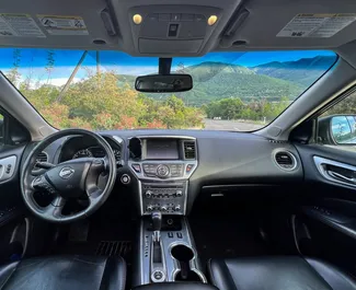 Nissan Pathfinder 2017 met Vooraandrijving systeem, beschikbaar in Tbilisi.
