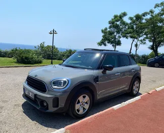 Vooraanzicht van een huurauto Mini Countryman Cooper op de luchthaven van Antalya, Turkije ✓ Auto #14774. ✓ Transmissie Automatisch TM ✓ 0 beoordelingen.