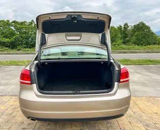 Interieur van Volkswagen Passat te huur in Georgië. Een geweldige auto met 5 zitplaatsen en een Automatisch transmissie.