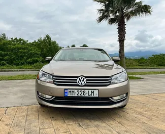 Vooraanzicht van een huurauto Volkswagen Passat in Tbilisi, Georgië ✓ Auto #14606. ✓ Transmissie Automatisch TM ✓ 0 beoordelingen.