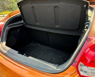 Interieur van Hyundai Veloster te huur in Georgië. Een geweldige auto met 4 zitplaatsen en een Automatisch transmissie.