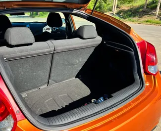 Interieur van Hyundai Veloster te huur in Georgië. Een geweldige auto met 4 zitplaatsen en een Automatisch transmissie.