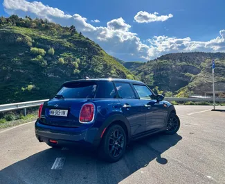Benzine motor van 1,5L van Mini Cooper 2015 te huur in Tbilisi.