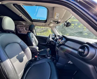 Mini Cooper 2015 beschikbaar voor verhuur in Tbilisi, met een kilometerlimiet van onbeperkt.