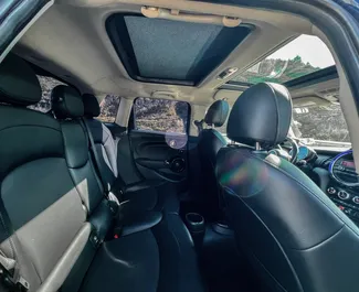 Interieur van Mini Cooper te huur in Georgië. Een geweldige auto met 5 zitplaatsen en een Automatisch transmissie.