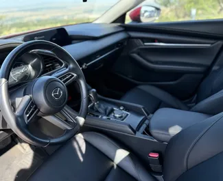 Interieur van Mazda 3 te huur in Georgië. Een geweldige auto met 5 zitplaatsen en een Automatisch transmissie.
