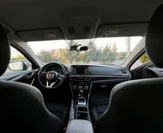 Interieur van Mazda 6 te huur in Georgië. Een geweldige auto met 5 zitplaatsen en een Automatisch transmissie.