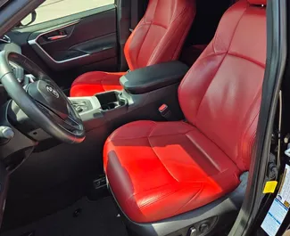 Interieur van Toyota Rav4 te huur in Georgië. Een geweldige auto met 5 zitplaatsen en een Automatisch transmissie.