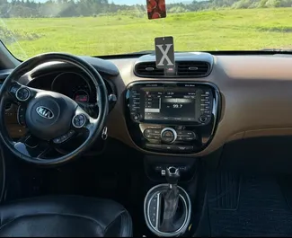 Interieur van Kia Soul te huur in Georgië. Een geweldige auto met 5 zitplaatsen en een Automatisch transmissie.
