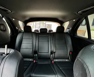 Interieur van Mercedes-Benz GLE-Class te huur in Georgië. Een geweldige auto met 7 zitplaatsen en een Automatisch transmissie.